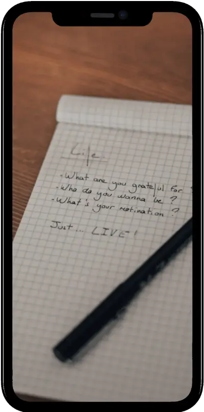 caderno e caneta em mesa