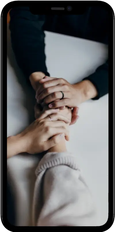 pessoas de mãos dadas simbolizando confiança